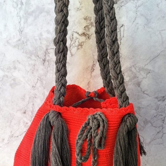 Wayuu handmade bag with large tassel solid colors azalea and grey - Picture 5 of 6